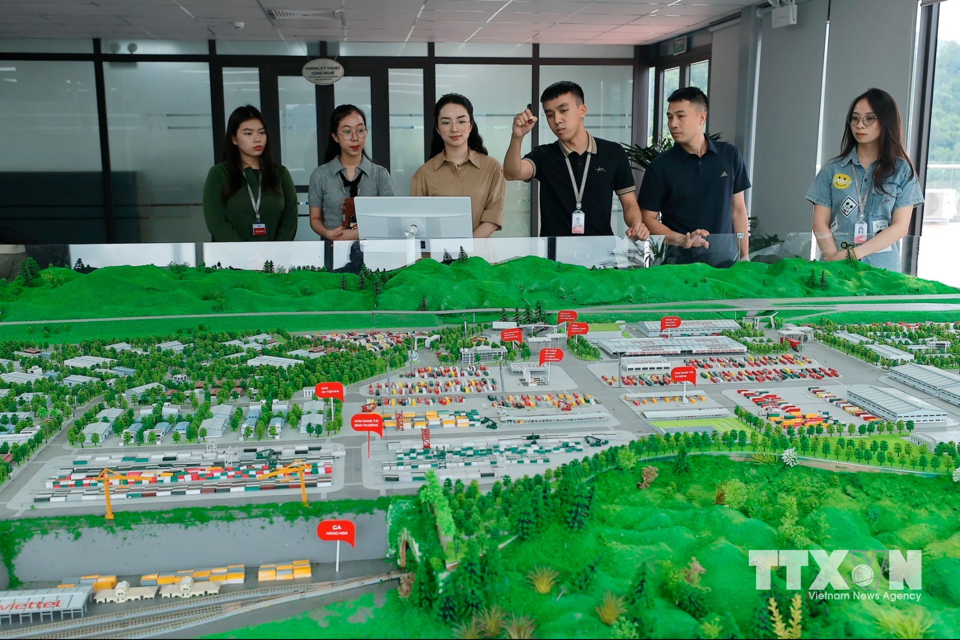 Công viên Logistics Viettel là "vườn ươm" công nghệ, do người Việt làm chủ công nghệ lõi. (Ảnh: Minh Quyết/TTXVN)